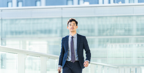 オフィス街を歩く日本人男性ビジネスマン