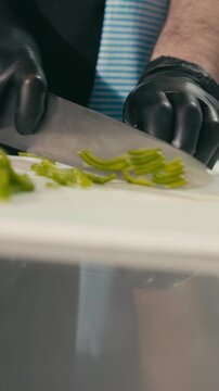 Picando pimiento verde