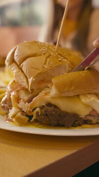 Cortando una hamburguesa