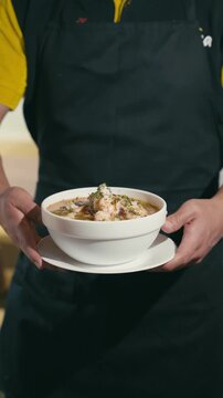 mesero con encebollado