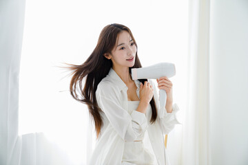 ヘアケアをする美しい若い女性