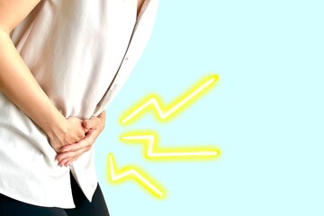 お腹がキリキリ痛む女性のイメージ
