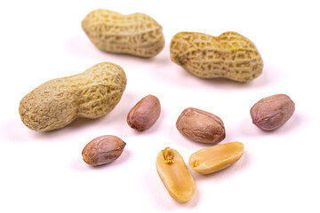 Obraz premium peanuts with shell and peeled isolated on white background