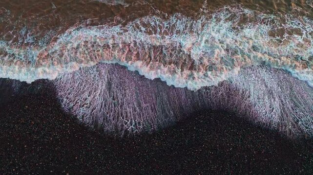 hermoso atardecer desde un drone. Incre&iacute;ble vista a&eacute;rea de olas del mar en la orilla.  4k en camara lenta.