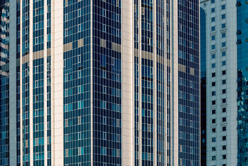 Obraz premium many windows and walls facade of a modern skyscraper without people