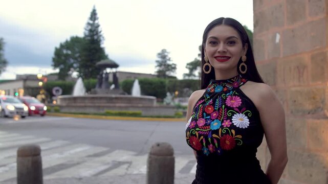 Bella mujer joven sonriente en Morelia Michoac&aacute;n con vestido regional