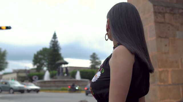 Bella mujer joven sonriente en Morelia Michoac&aacute;n con vestido regional