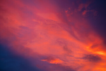 Obraz premium Enjoy a panoramic view of the skyline. The sun rises in the morning sky with colorful clouds. and beautiful cloud patterns In the soft light of the morning 