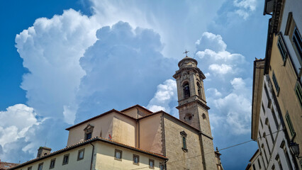 Eglise un jour orageux