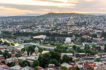 Obraz premium Bridge of Peace, Mtkvari (Kura) river, Rike Music Theater and Exhibition Center, State Palace of Ceremonies, Holy Trinity Cathedral of Tbilisi. Rike district