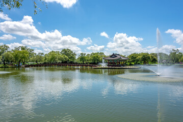 포룡정이 보이는 궁남지의 풍경, 부여 서동공원에 위치-Scenic view of Gungnamji Pond with Porungjeong Pavilion, located in Seodong Park, Buyeo