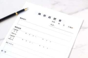 会社を辞めて転職活動を始めるため、これまでの職歴をまとめた職務経歴書を準備する
