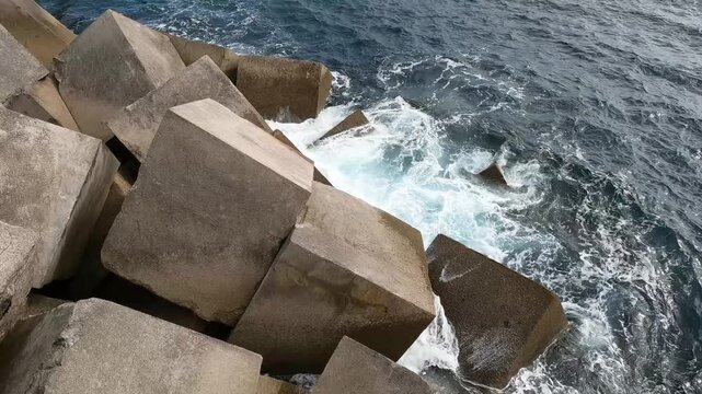 Rompeolas formado por grandes cubos de hormig&oacute;n en el puerto pesquero de Tazones, Espa&ntilde;a