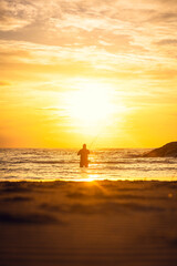 Angler im Sonnenaufgang