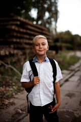 Fototapeta premium BOY GOES TO SCHOOL