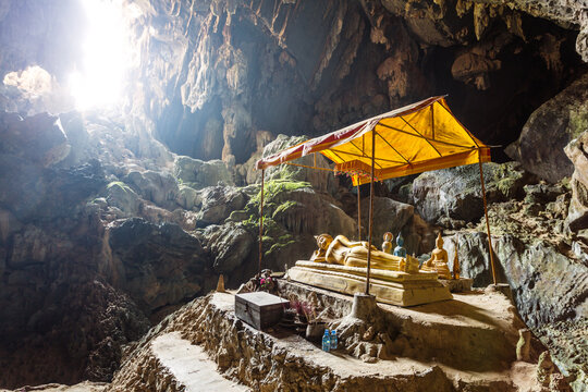 Reclining Buddha statue inside Tham Poukham cave, Vang Vieng, Laos