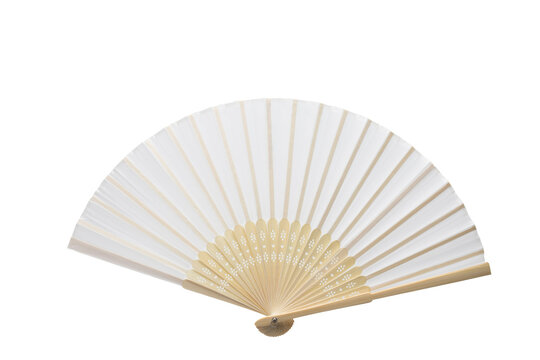 Abanico de madera y tela blanca sobre fondo blanco