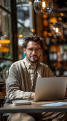 Obraz premium Focused Entrepreneur Working on Laptop in Stylish Coffee Shop