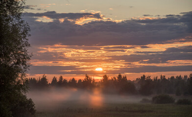 Obraz premium The sky is cloudy and the sun is setting