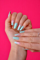 unhas femininas mulher manicure com unhas alongamento em gel lindas 
