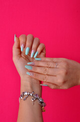 unhas femininas mulher manicure com unhas alongamento em gel lindas 
