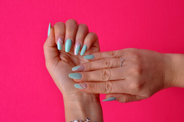 unhas femininas mulher manicure com unhas alongamento em gel lindas 