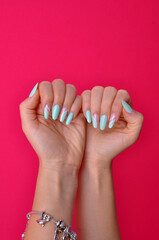 unhas femininas mulher manicure com unhas alongamento em gel lindas 