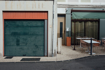 Carrefour dans une rue de Valence. Vieux magasin et vieux bar. Centre ville. Façades de couleurs....