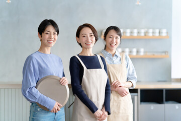 カフェで働く女性