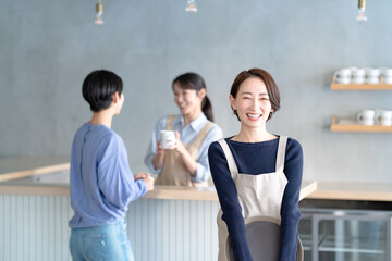 Obraz premium カフェで働く女性