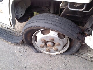 バーストして裂けたトラックのタイヤ