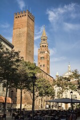 Fototapeta premium cremona, italien - turm mit zinnen an der piazza della pace
