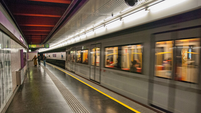 VIENNA - JAN 8: People in the subway station, January 8, 2010 in Vienna. More than 1.3 million passengers use the Vienna U-Bahn every day