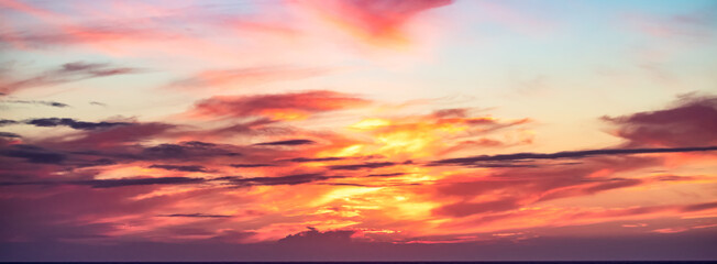 Obraz premium Dramatic Colorful Sunset Sky over North Atlantic Ocean.