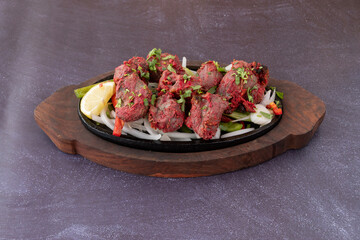 Cordero Tikka, plato de comida hindú. 