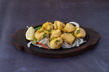 Malai Pollo Tikka, plato de comida hindú. 