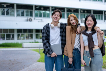 Obraz premium Three young people are standing outside a building, smiling