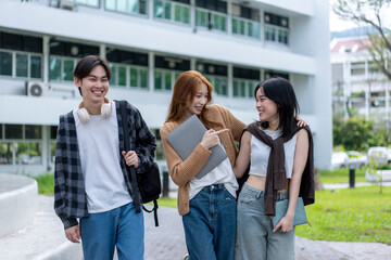 Obraz premium Three young women are walking down a sidewalk, each carrying a backpack