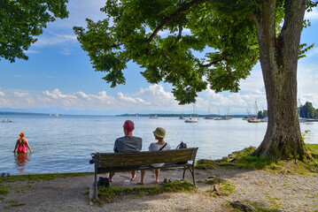 Bank mit Blick auf den Starnberger See in Bayern