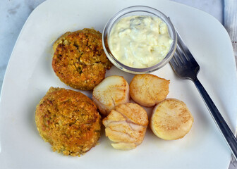 sheared scallops served with crab cakes