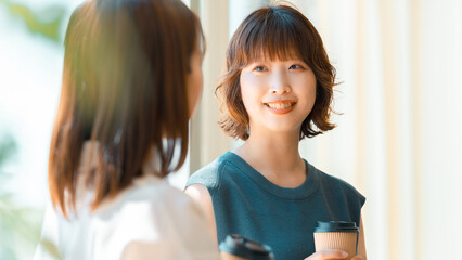 ミーティングをする2人の日本人ビジネスウーマン
