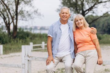 Obraz premium Senior Couple Enjoying Time Together Outdoors in the Park