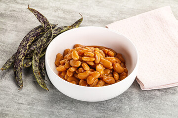 Canned white bean in tomato sauce