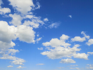 Obraz premium The sky is filled with clouds, but the sun is still shining through. Scene is peaceful and serene, as the clouds create a sense of calmness and tranquility. Nature background for design.