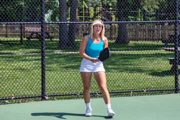 Obraz premium Female pickleball at baseline