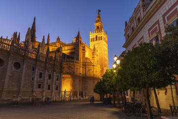 Obraz premium Night time view of the Seville Cathedral.