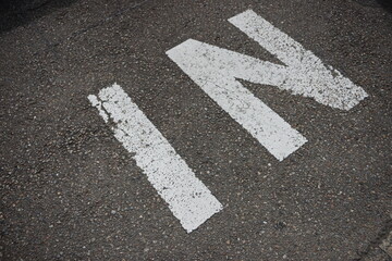 道路に書かれたINの文字