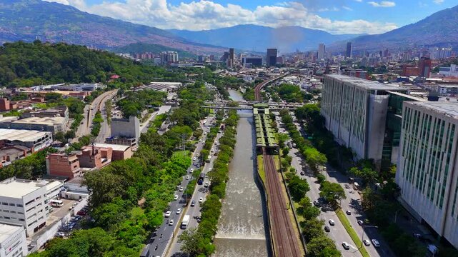 Video a&eacute;reo sobre el r&iacute;o Medellin, en el que aprecian grandes avenidas, autopistas, puentes y  a lo lejos el centro de la ciudad ciudad de Medell&iacute;n.