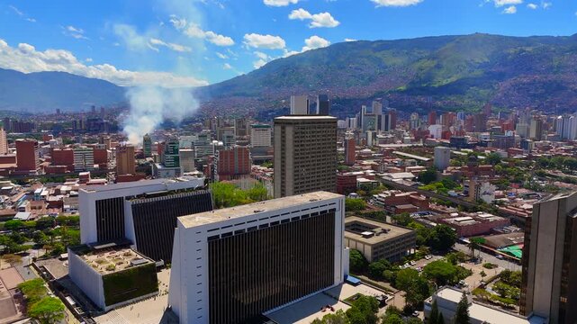 &nbsp;Video a&eacute;reo  en el que aprecia el centro de la ciudad de Medell&iacute;n, los centros administrativos, los edificios de la alcald&iacute;a de Medell&iacute;n y de la gobernaci&oacute;n de Antioquia. Tambi&eacute;n  un incendio