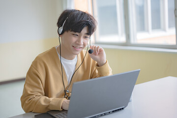 インカムとPCと私服男性